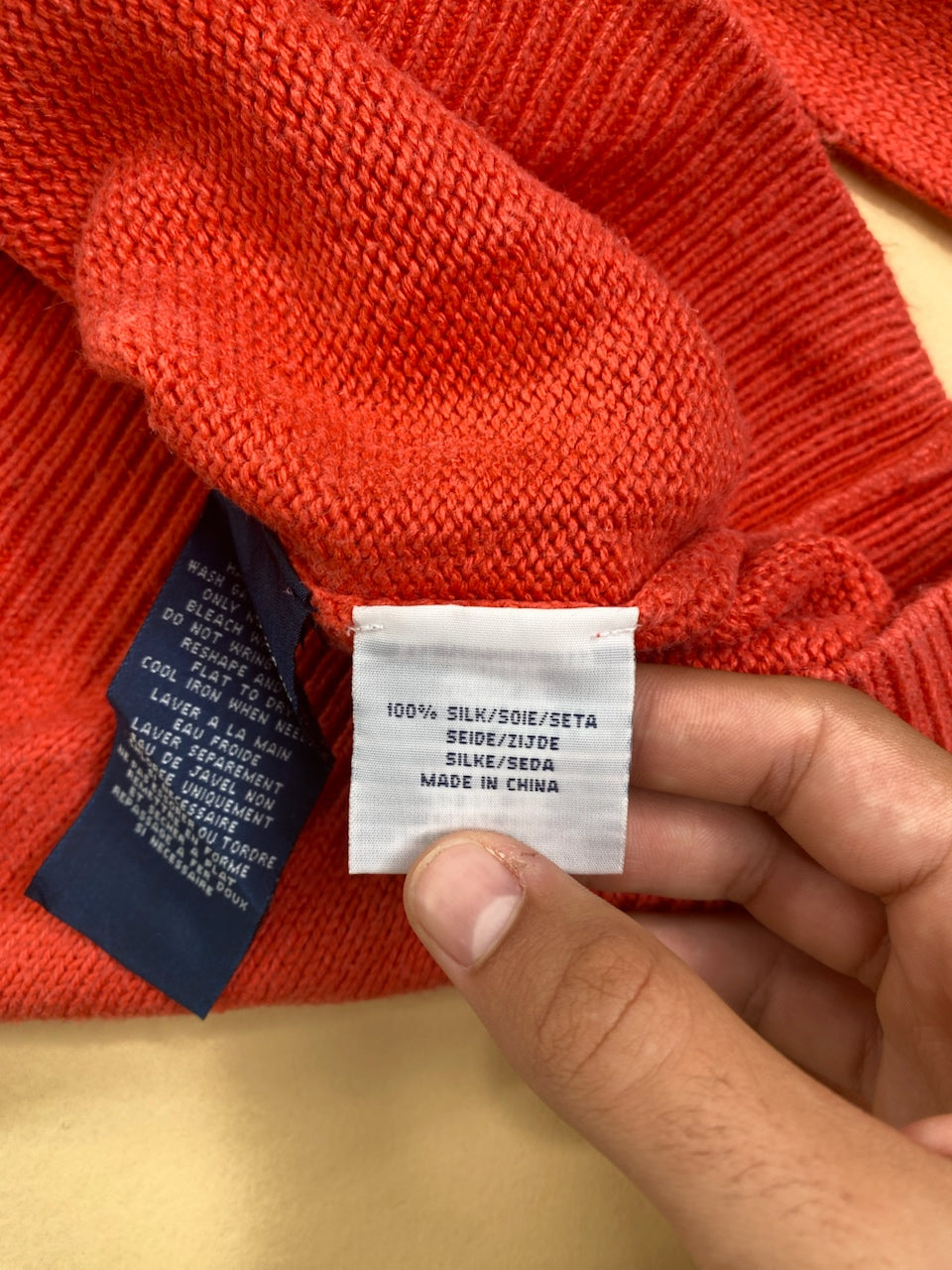Pull Ralph Lauren col V rouge corail en soie – Homme M, photo 7