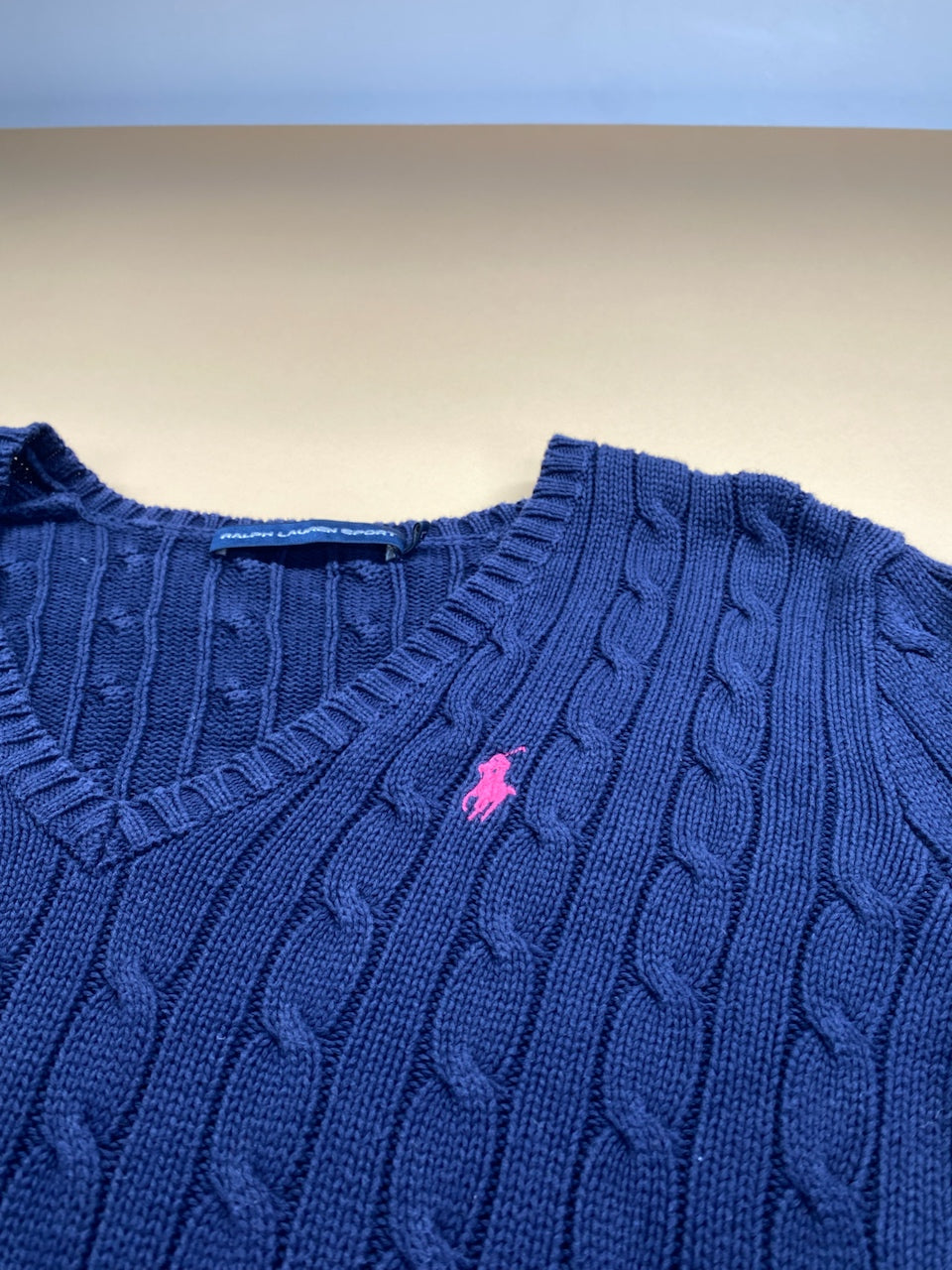 Pull Ralph Lauren col V torsadé bleu marine et rose – Femme L, photo 3